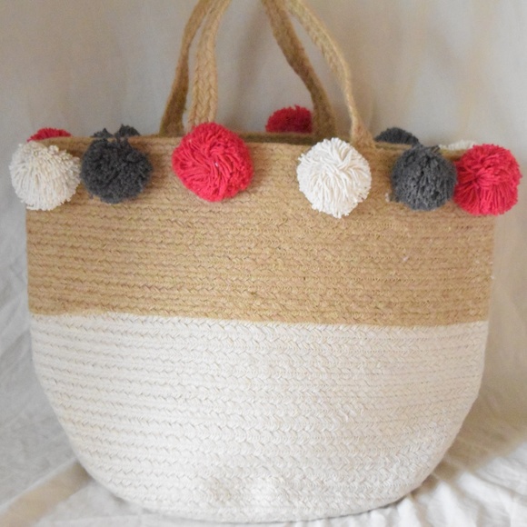 STRAW BAG WITH POMPOMS BRAND NEW - Picture 1 of 2